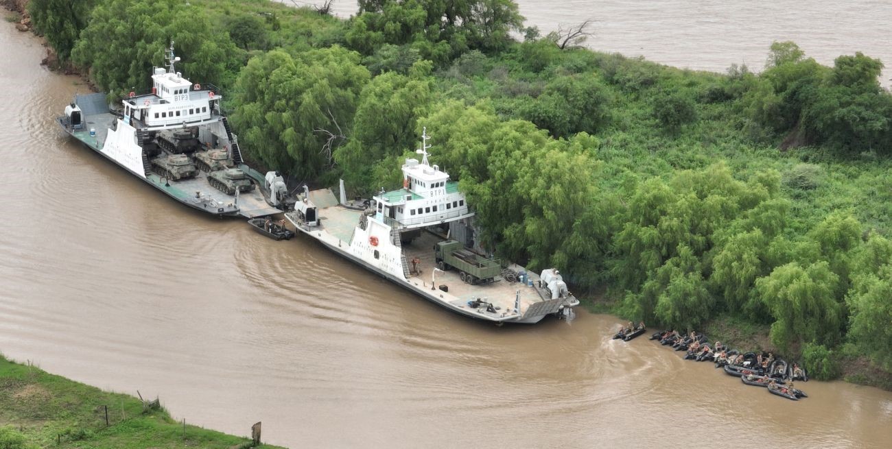 Mientras tanto prosigue la búsqueda del sargento desaparecido. Foto: Fernando Nicola.