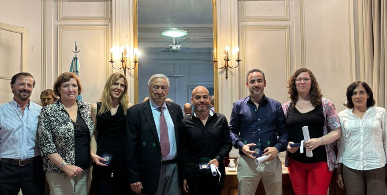 Los investigadores premiados junto a autoridades de la Academia Nacional de Ingeniería. Crédito: Gentileza