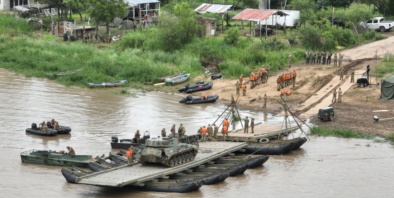 Mientras tanto prosigue la búsqueda del sargento desaparecido. Foto: Fernando Nicola.