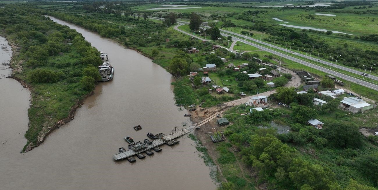 Mientras tanto prosigue la búsqueda del sargento desaparecido. Foto: Fernando Nicola.