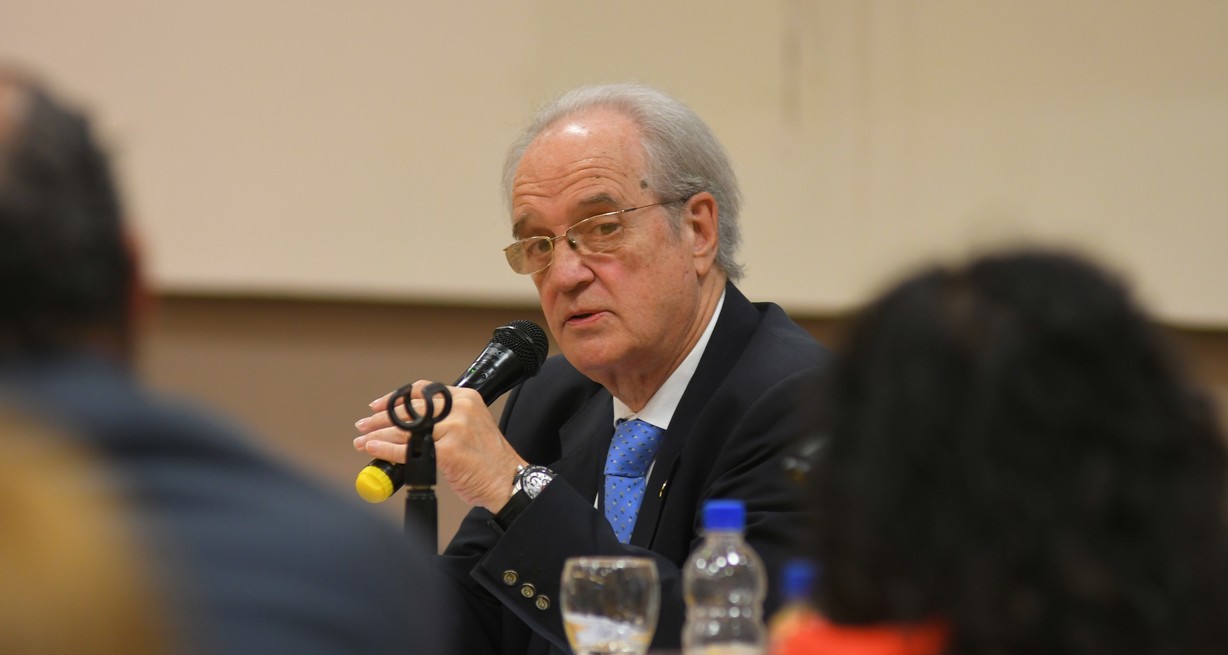 El presidente del Codece, Ricardo Pahlen Acuña (UBA), indicó que "todas las decanas y decanos de Ciencias Económicas del país lo que buscan es colaborar con la autoridad de turno para lograr estándares adecuados a la carrera de contador público". Crédito: Manuel Fabatía