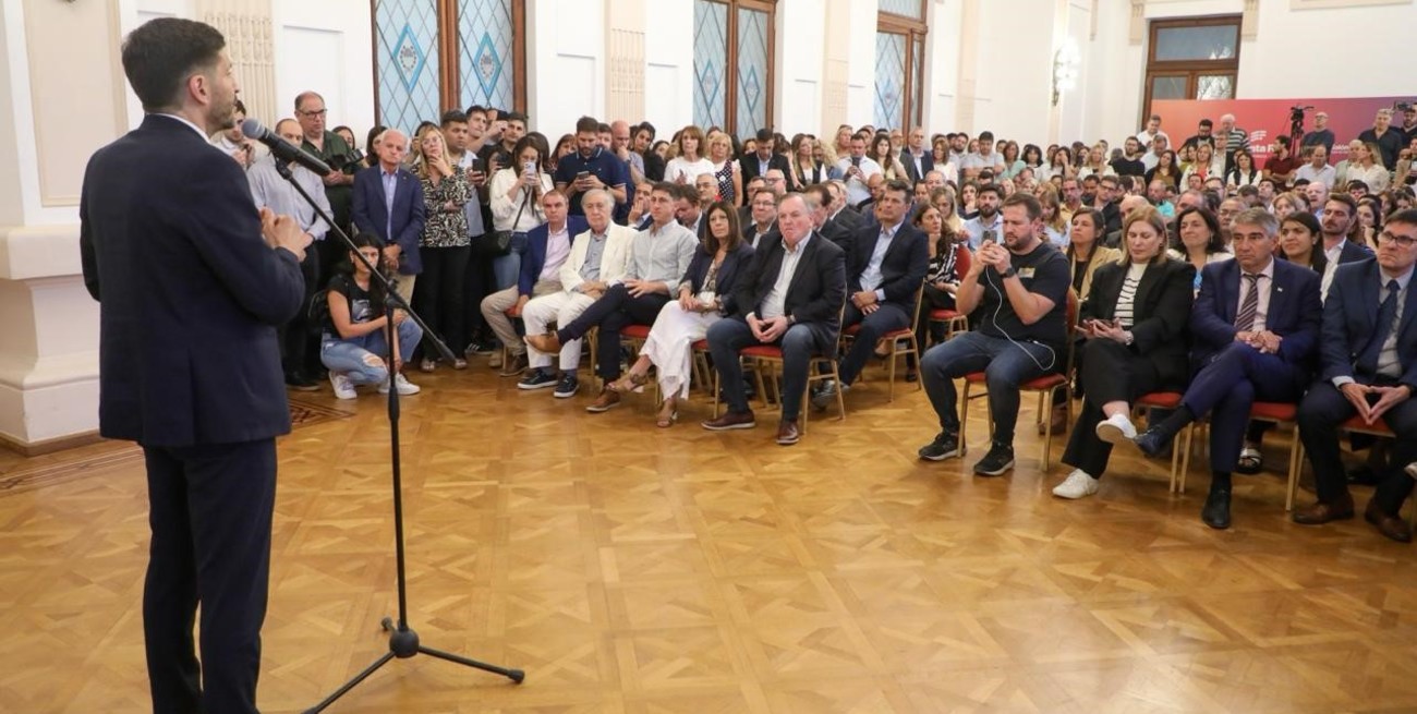 El acto de firma de convenios con municipios y comunas en el marco del Programa "1000 Aulas" estuvo encabezado por el gobernador Maximiliano Pullaro. Crédito: Gentileza