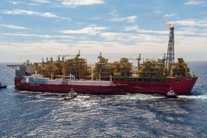 Shell opera en el Mar de Timor su "Prelude" (488 metros de eslora y 70 de manga) con el que extrae gas y lo licúa. La empresa tiene experiencia, pero ese barco debe permanecer allí. El desafío es contratar una nueva planta flotante, y no son muchas en el mundo.