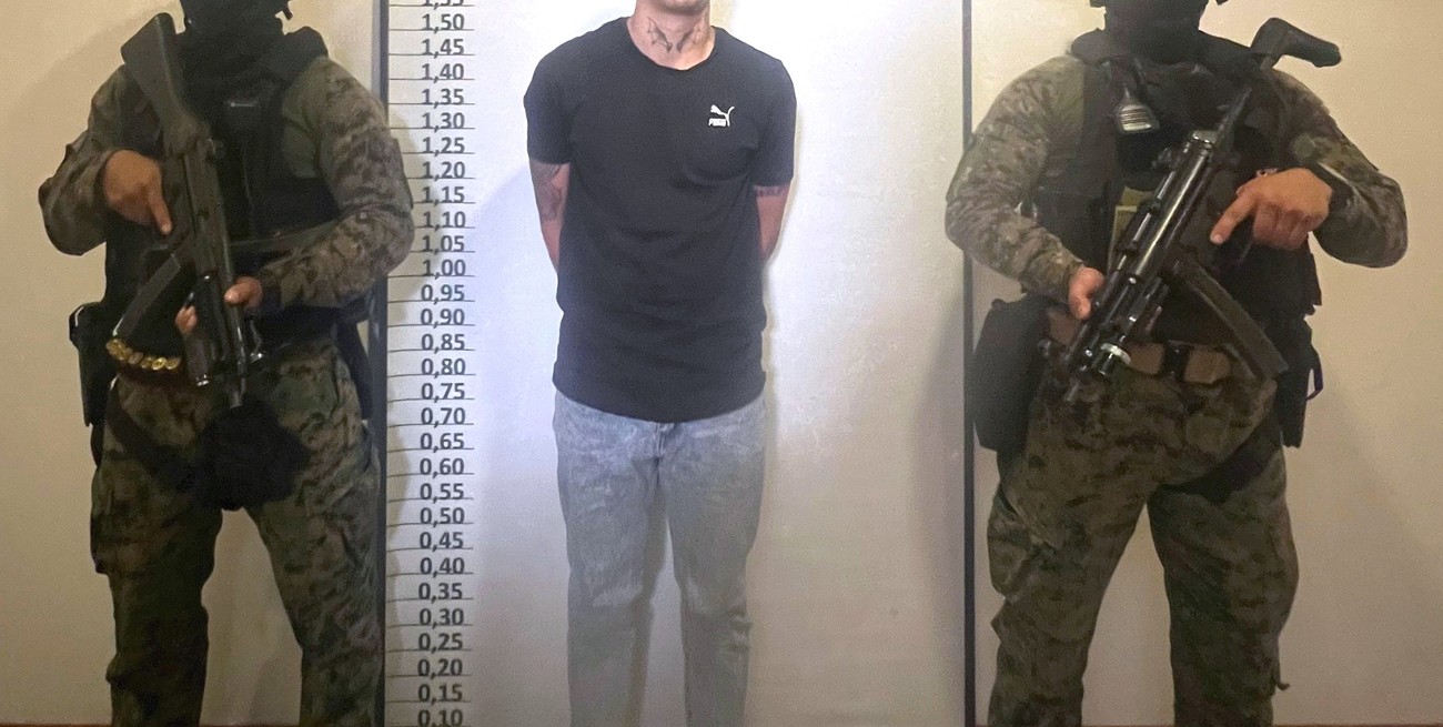 La detención se enmarca en una causa por asociación ilícita vinculada a la barrabrava del Club Atlético Newell's Old Boys. El operativo estuvo a cargo de la Policía de Seguridad Aeroportuaria (PSA), dependiente del Ministerio de Seguridad de la Nación.