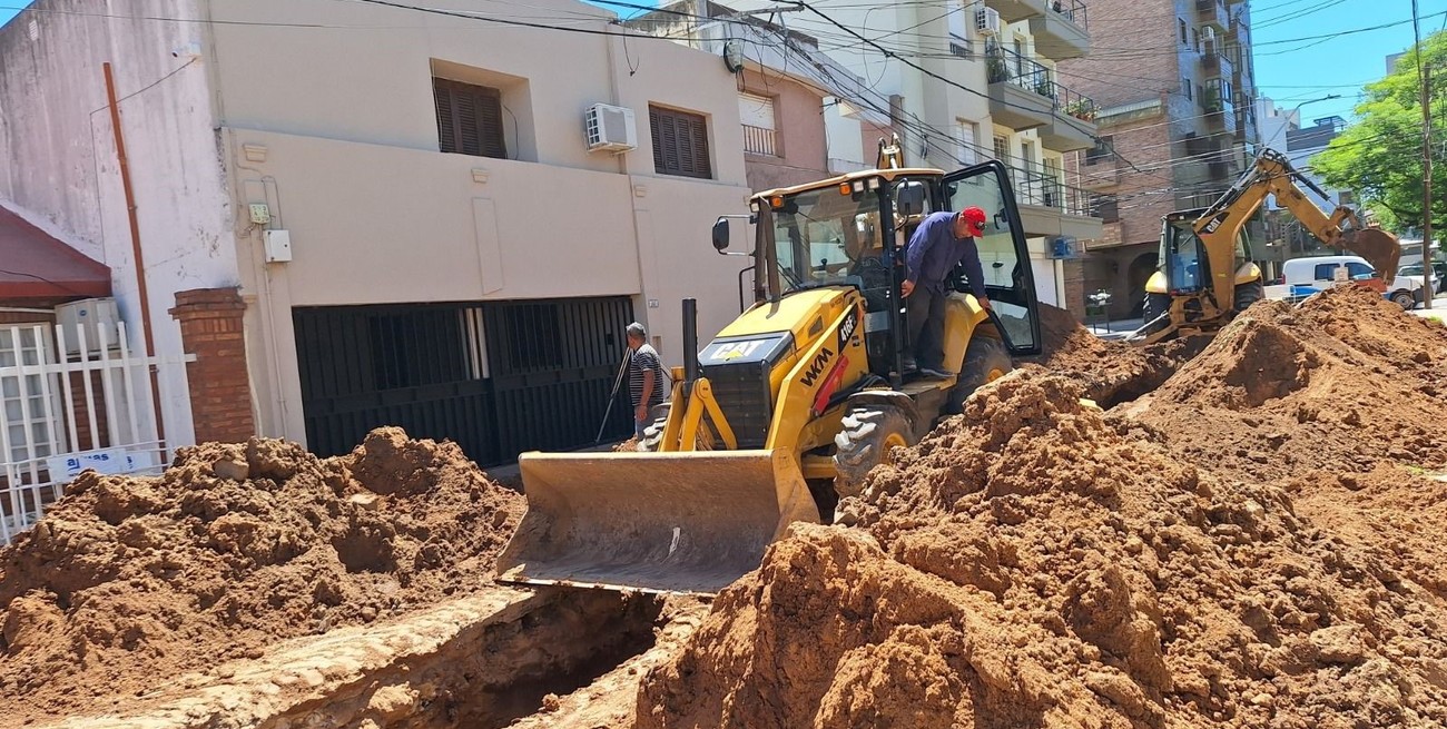 Desde Aguas Santafesinas señalaron que la obra demandará una inversión total de $180 millones de parte del Gobierno provincial. La imagen es del momento que estaban los operarios. Crédito: Gentileza Assa