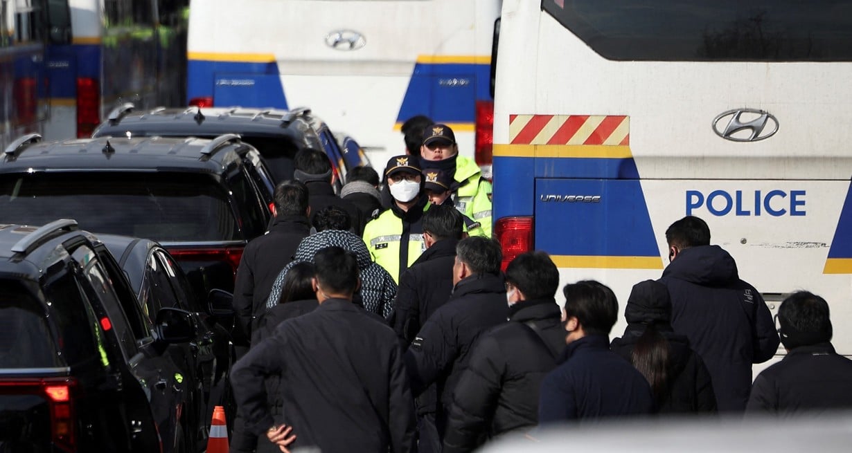 Police officers and investigators leave impeached South Korean President Yoon Suk Yeol's official residence, as investigators were unable to execute an arrest warrant on Friday for Yoon according to the Corruption Investigation Office for High-ranking Officials, in Seoul, South Korea, January 3, 2025. REUTERS/Kim Hong-Ji     TPX IMAGES OF THE DAY