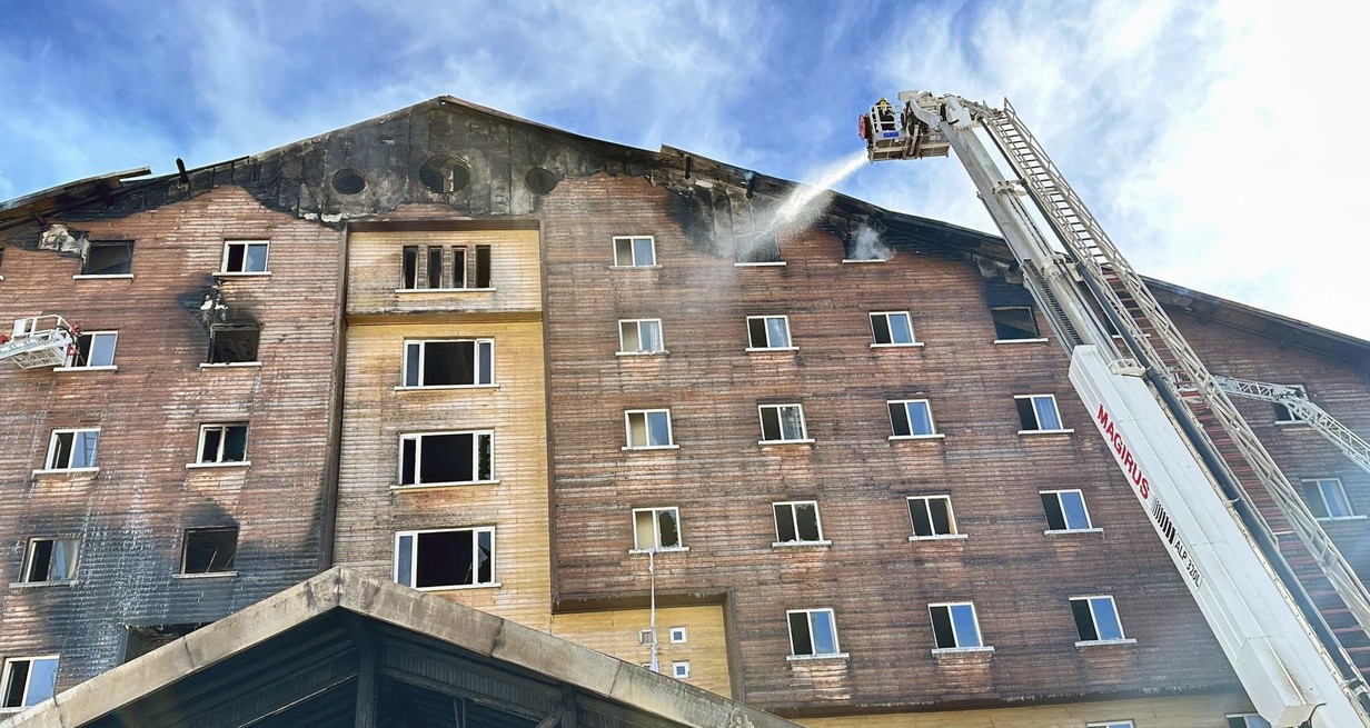 Bomberos trabajan en el sitio del incendio de la estación de esquí. Foto: Xinhua/Mustafa Kaya.