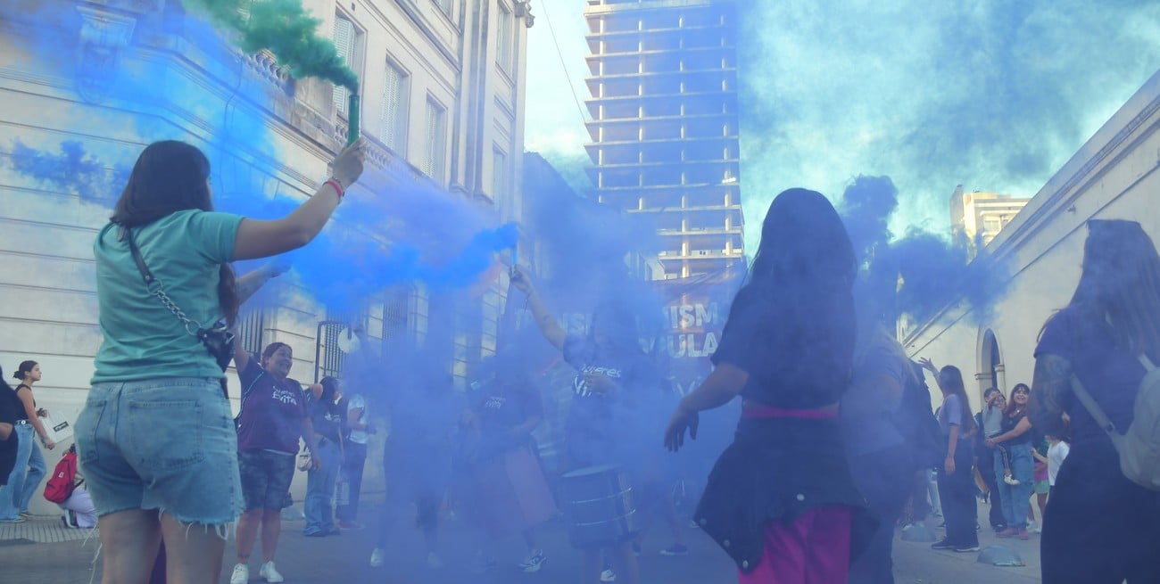 Se prendieron bengalas de los clásicos colores violeta y verde, que identifican la lucha feminista. Crédito: Manuel Fabatía