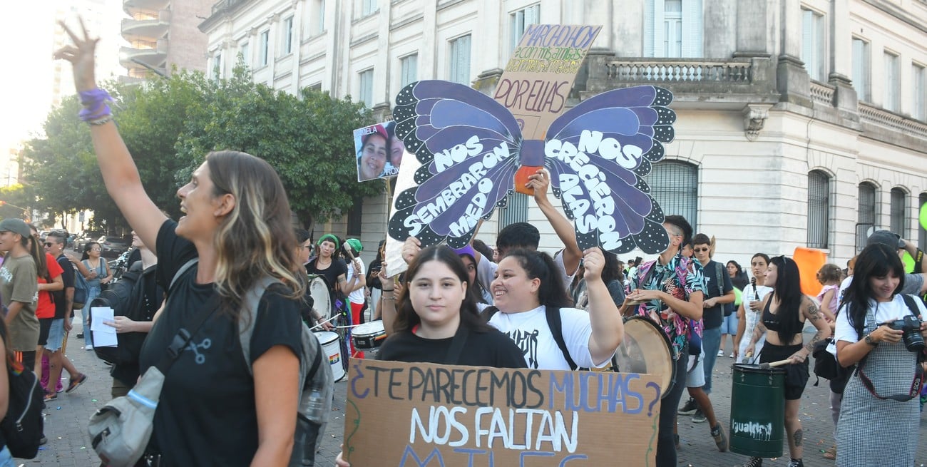 Con consignas y cánticos, las mujeres y disidencias marcharon por las calles de Santa Fe. Crédito: Manuel Fabatía