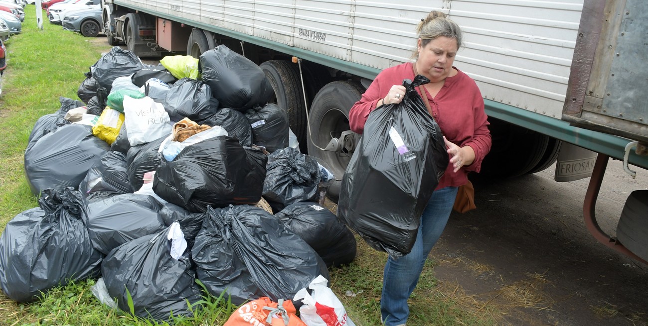La gente donó ropa, calzado, colchones, alimentos no perecederos, material de higiene personal. Crédito: Guillermo Di Salvatore