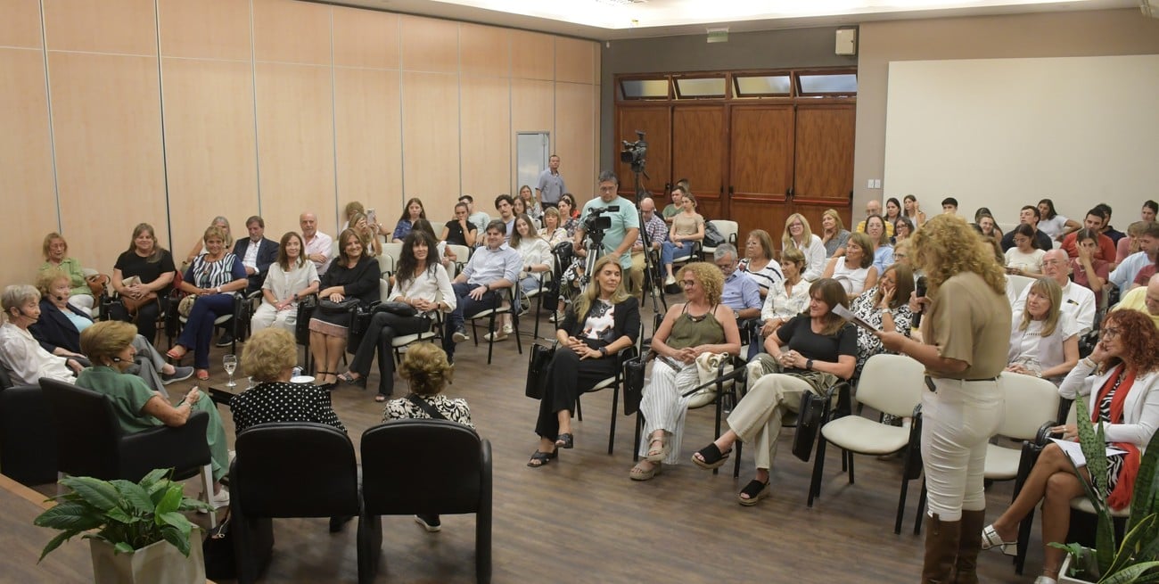 Moderaron el panel Fernanda Pagura y Rut Azerrad. También estuvieron presentes decanas, vicedecanas y autoridades de la UNL y público asistente. Crédito: Luis Cetraro