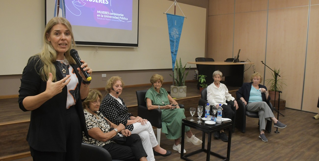 La decana de Ciencias Económicas, Liliana Dillon, destacó que "son mujeres maravillosas que rompieron barreras visibles e invisibles y a quienes queremos homenajear". Crédito. Luis Cetraro