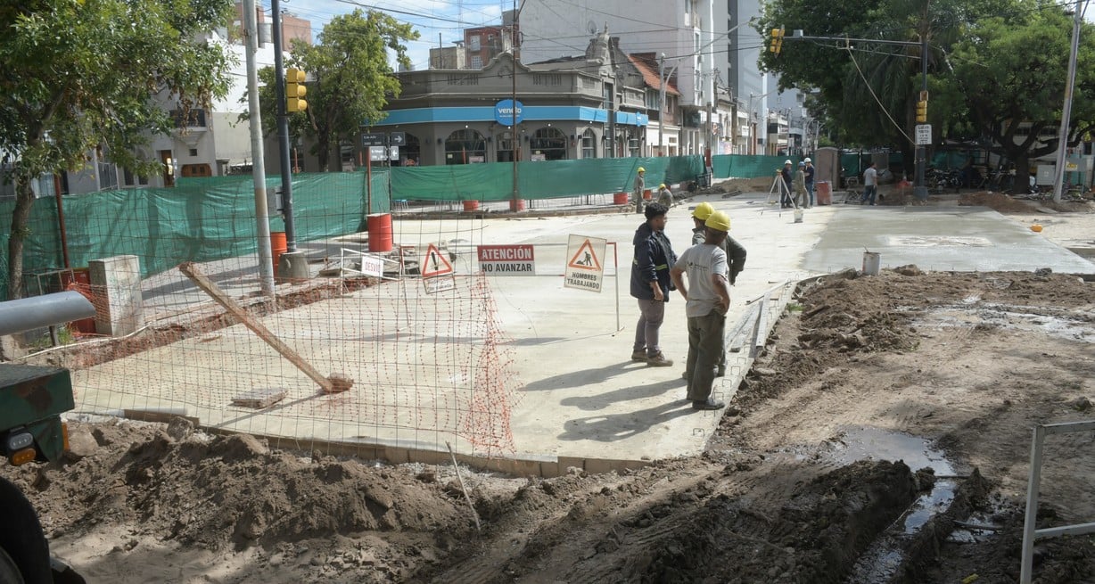 Parte del hormigón se colocó hace una semana, otra parte -donde se ve fresco- por estos días. Crédito: Luis Cetraro