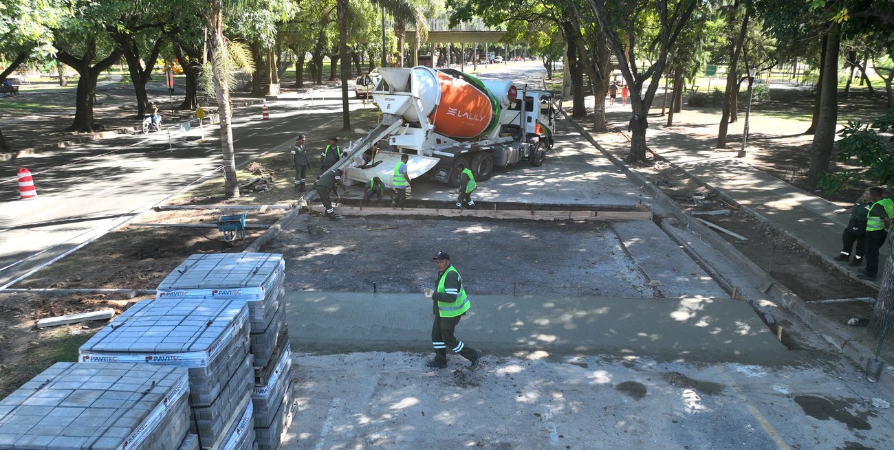 Se están construyendo manda peatones en la avenida Costanera. Crédito: Fernando Nicola