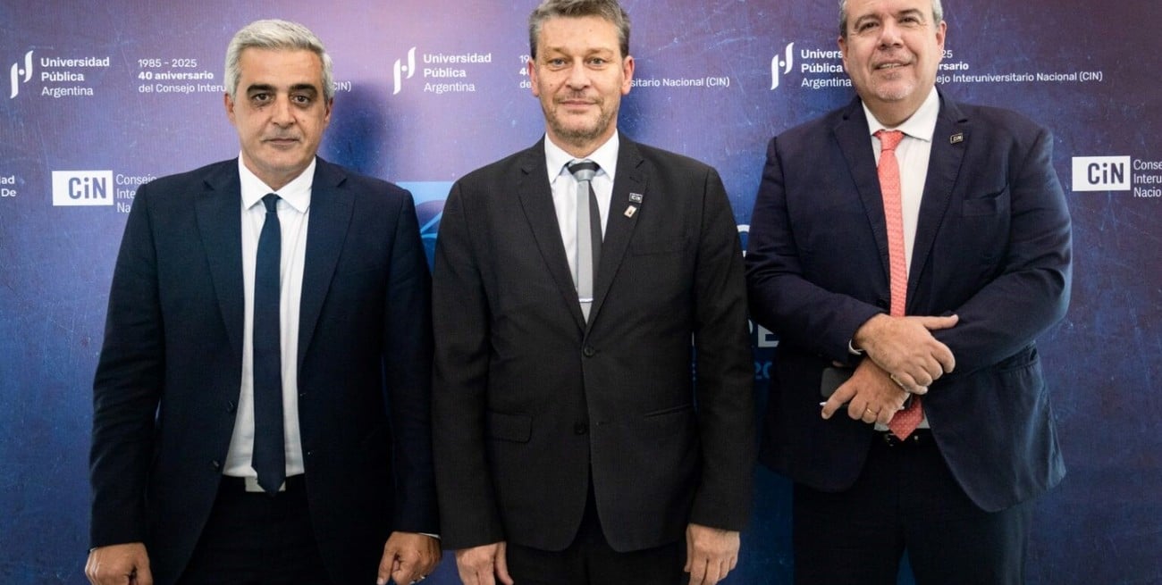 Franco Bartolacci, Oscar Alpa (nuevas autoridades) y el saliente Víctor Moriñigo. Crédito: Gentileza UNR