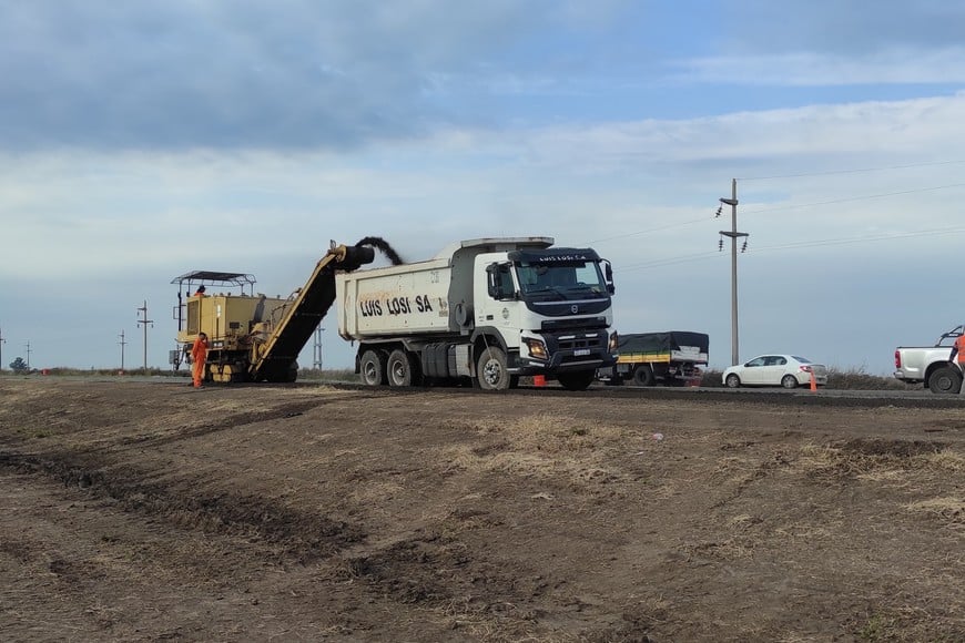 Para ejecutar las nuevas calzadas de este retorno a nivel se dejó operativo un desvío por el centro de la rotonda para ambas manos de RN 34.