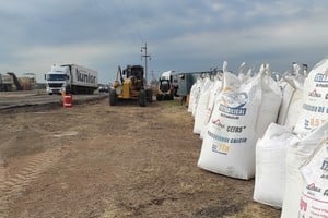 Para ejecutar las nuevas calzadas de este retorno a nivel se dejó operativo un desvío por el centro de la rotonda para ambas manos de RN 34.