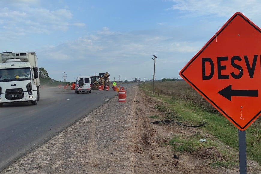 Para ejecutar las nuevas calzadas de este retorno a nivel se dejó operativo un desvío por el centro de la rotonda para ambas manos de RN 34.