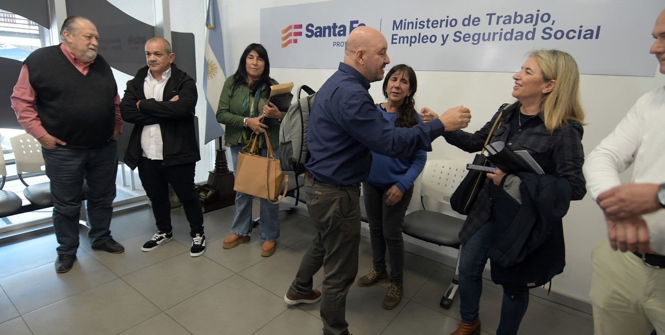Dirigentes de Sadop y Amsafe antes de entrar a la sala de reuniones. Crédito: Guillermo Di Salvatore