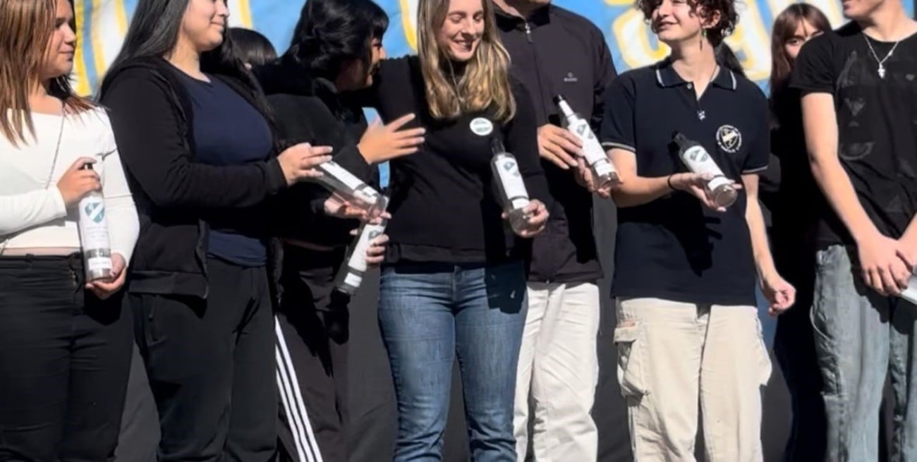 Uno de los momentos más emotivos fue la entrega de cápsulas del tiempo que los alumnos sellaron para ser abiertas dentro de 31 años, en el 150º aniversario de la institución.
