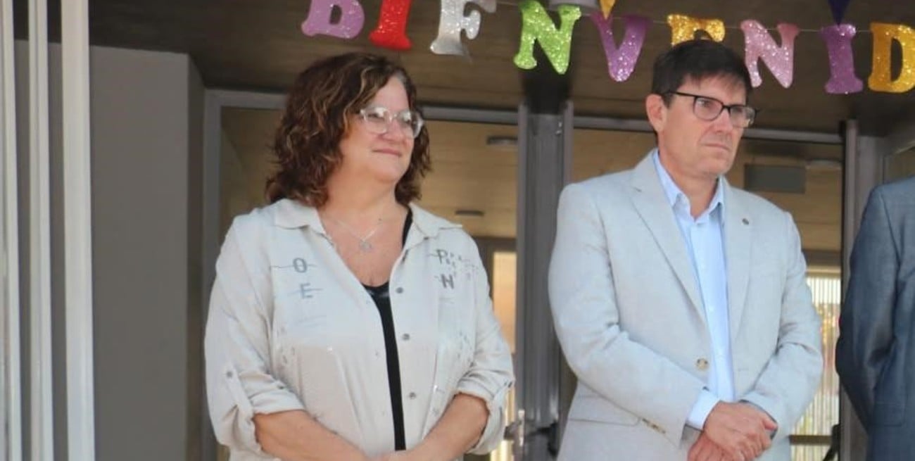 Marcela Combin, subsecretaria de Educación Inicial de la provincial, junto al ministro José Goity.
