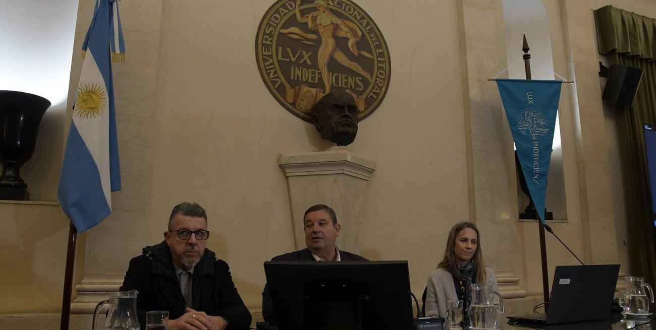 Eduardo Donnet UTN), Enrique Mammarella(UNL) y María Cecilia Gutiérrez (UNRaf) expusieron la situación de las universidades. Crédito: Guillermo Di Salvatore