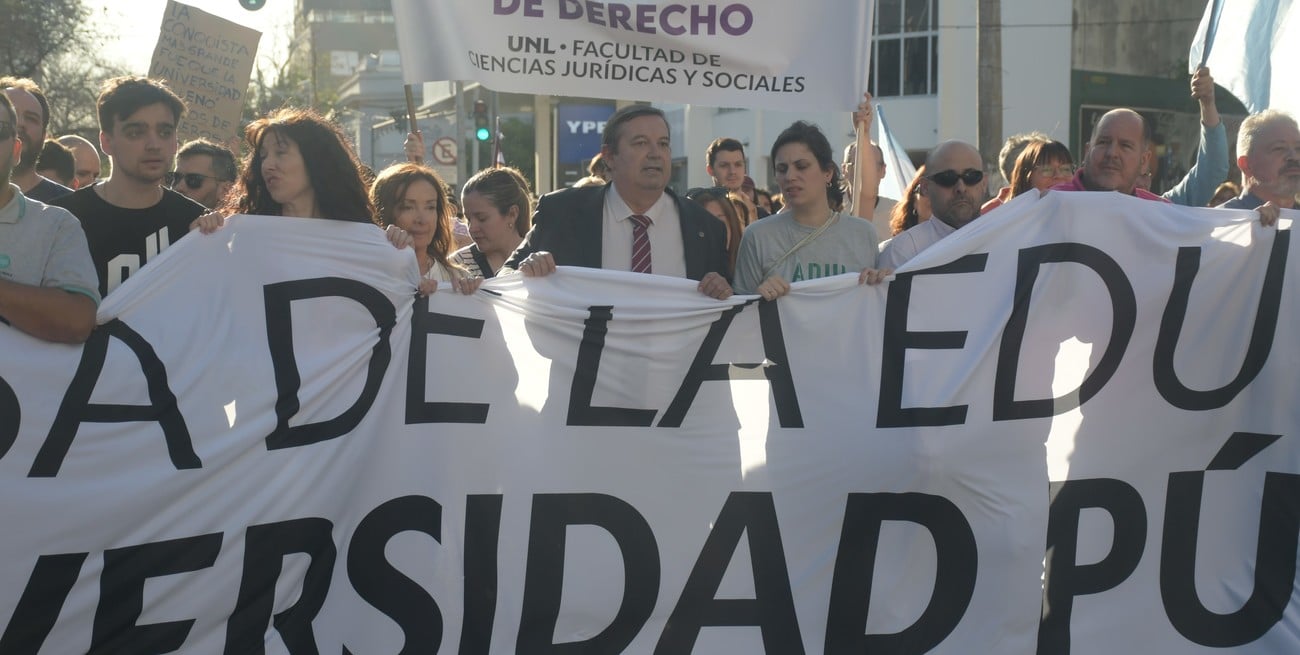 El rector Mammarella junto a la comunidad universitaria en la última marcha federal de 2024. Crédito: Manuel Fabatía