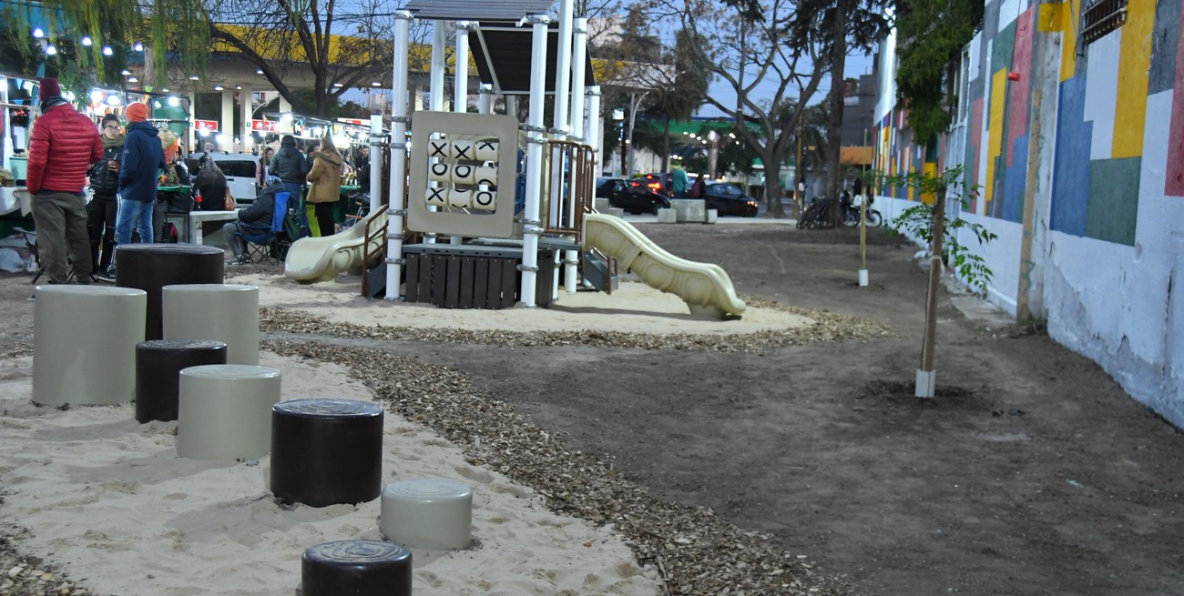 Con juegos para niños, mobiliario urbano y canteros con flores, el predio espera a los vecinos. Crédito: Manuel Fabatía