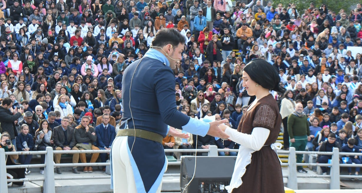 Doña Catalina entrega la bandera celeste y blanca que confeccionó a pedido del general Manuel Belgrano.  Crédito: Luis Cetraro