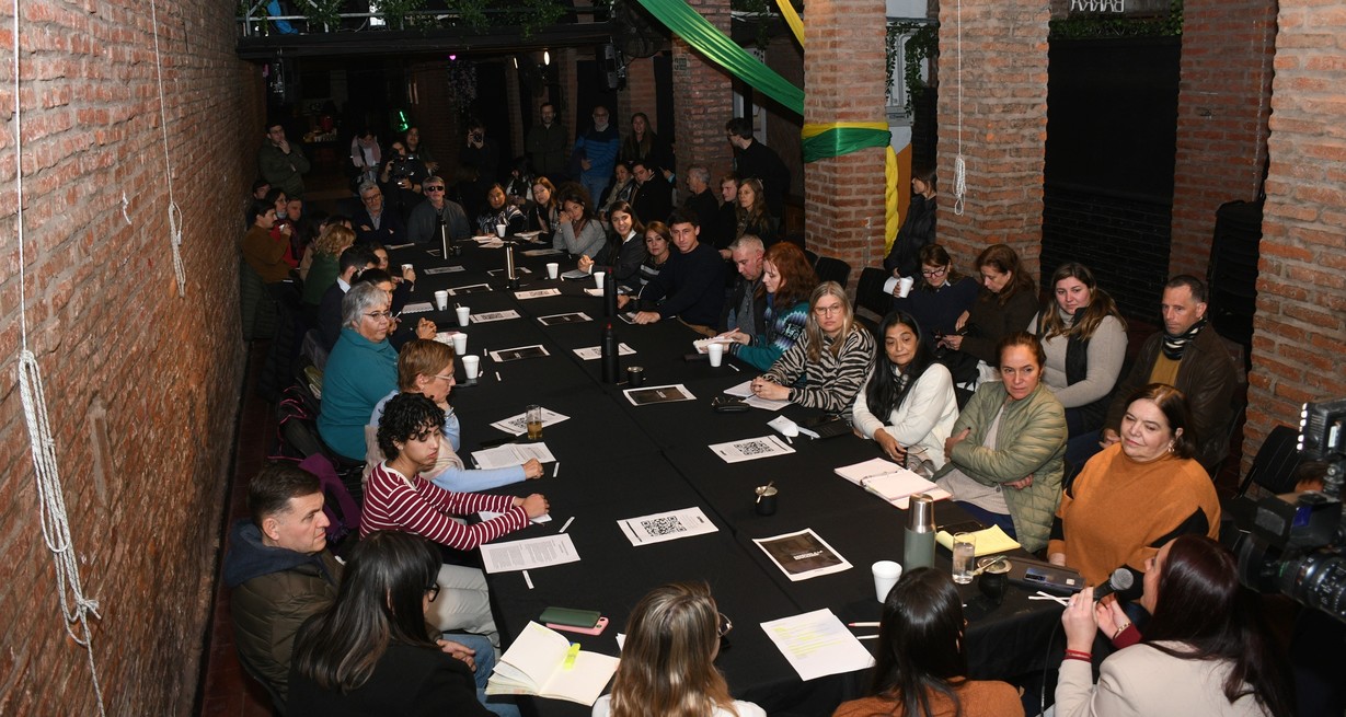 Educación fue el tema convocante de las "Conversaciones para la reforma del 25" en Demos. Crédito: Manuel Fabatía
