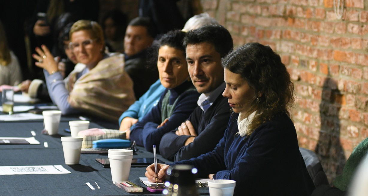 Multiplicidad de propuestas educativas en la mesa de debate. Crédito: Manuel Fabatía