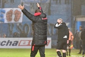 ¡Penal, penal, penal!. El grito y gesto desesperado de Andrés Yllana, como DT de Colón: el ex entrenador de Aldosivi habla de una mano negra contra el Sabalero. En lo que va del año, Yllana dirigió 18 partidos y ganó 2. Foto: El Litoral.