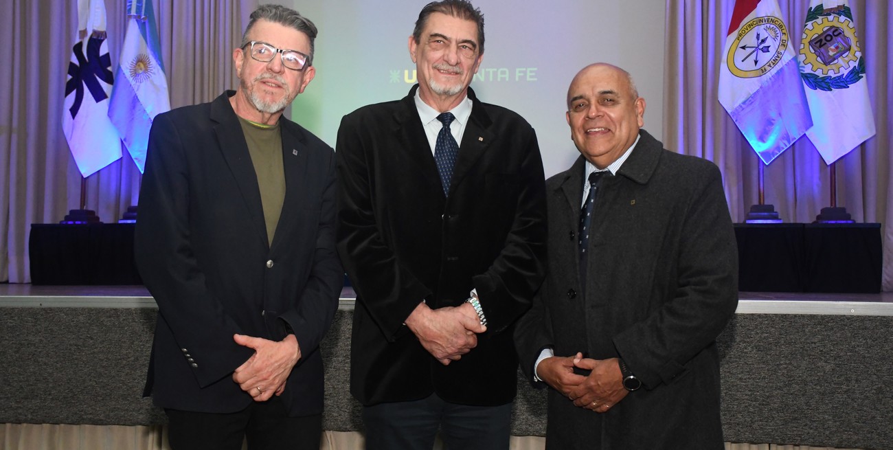 Eduardo Donnet, Rubén Soro y Ricardo Verón, en el acto por los 60 años de la carrera de Ingeniería Mecánica de la UTN Santa Fe. Crédito: Manuel Fabatía