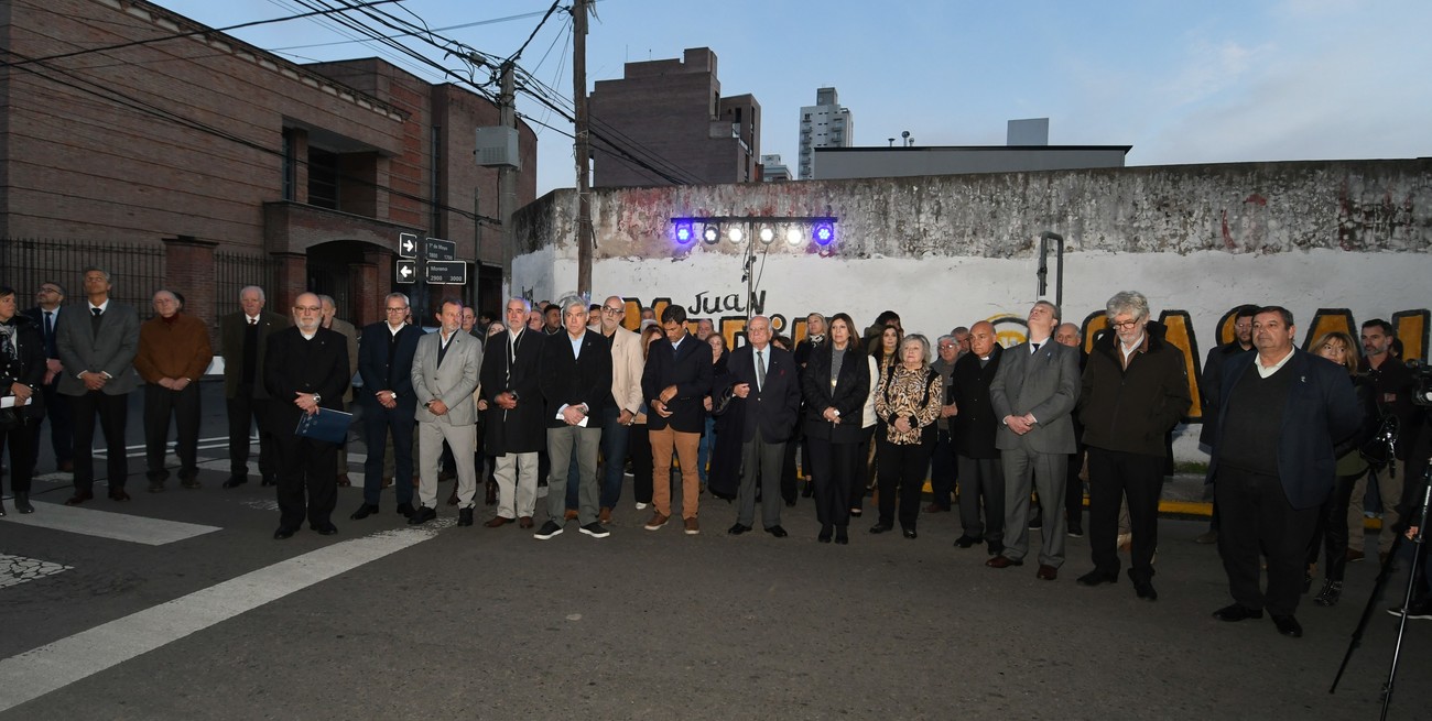 El acto se llevó a cabo por calle Moreno, frente al nuevo edificio. Crédito: Manuel Fabatía