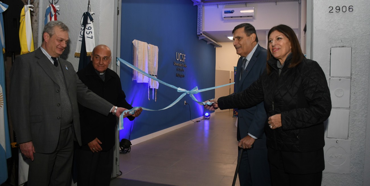De Palma y De Feo, autoridades de la UCSF, junto al arzobispo Sergio Fenoy, y a la diputada Clara García, procedieron al tradicional corte de cintas del nuevo espacio. Crédito: Manuel Fabatía