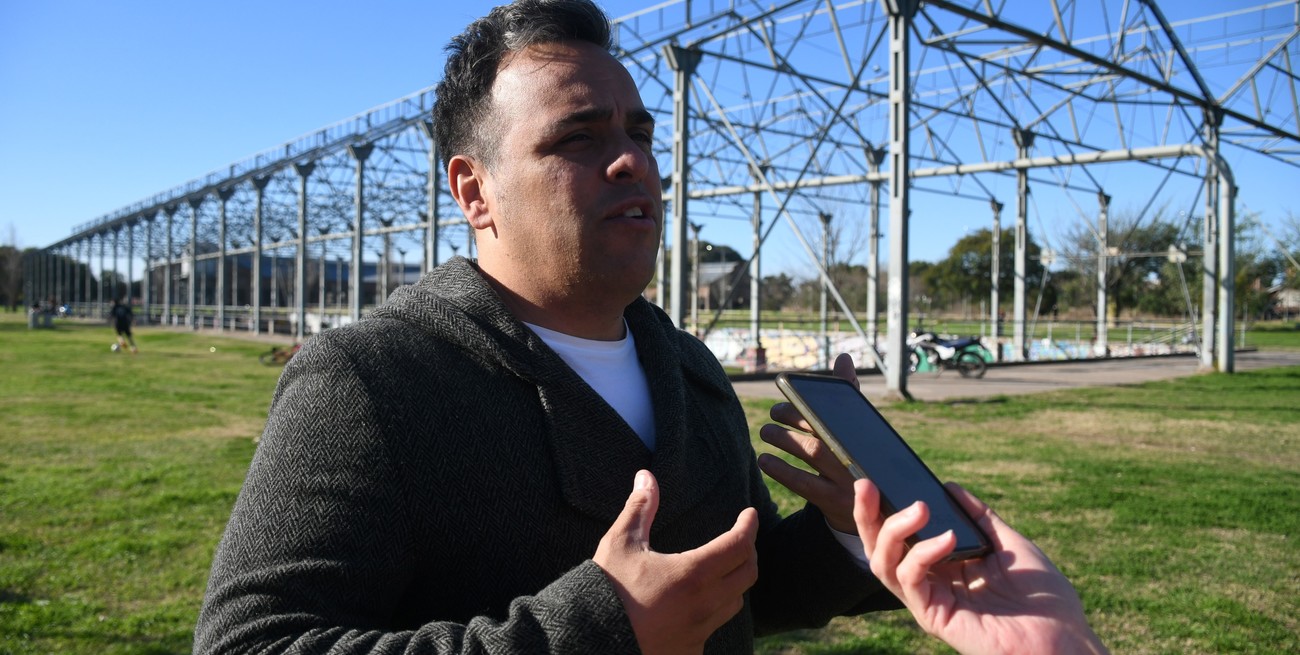 Joaquín Azcurrain, nuevo presidente de la Asociación Parque Federal, con el "galpón fosa" de fondo, que quieren recuperar como espacio de usos múltiples. Crédito: Manuel Fabatía