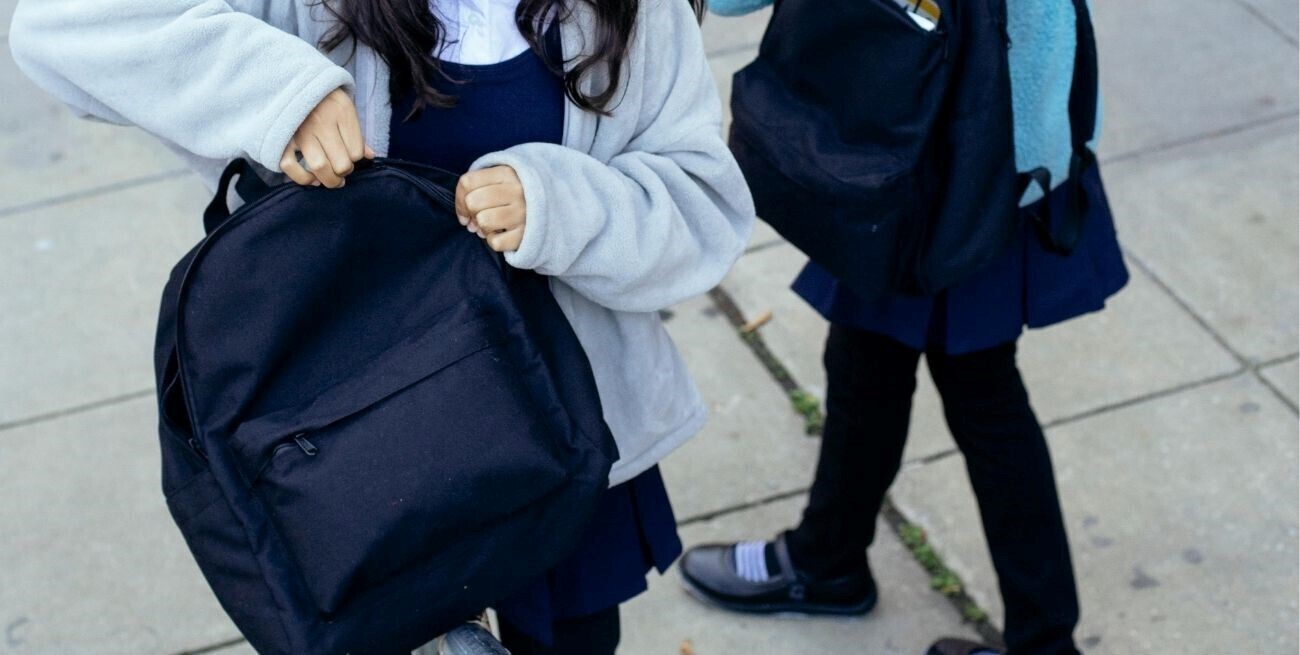 La decisión de que los estudiantes no lleven mochilas se está tomando en varias instituciones educativas del país.