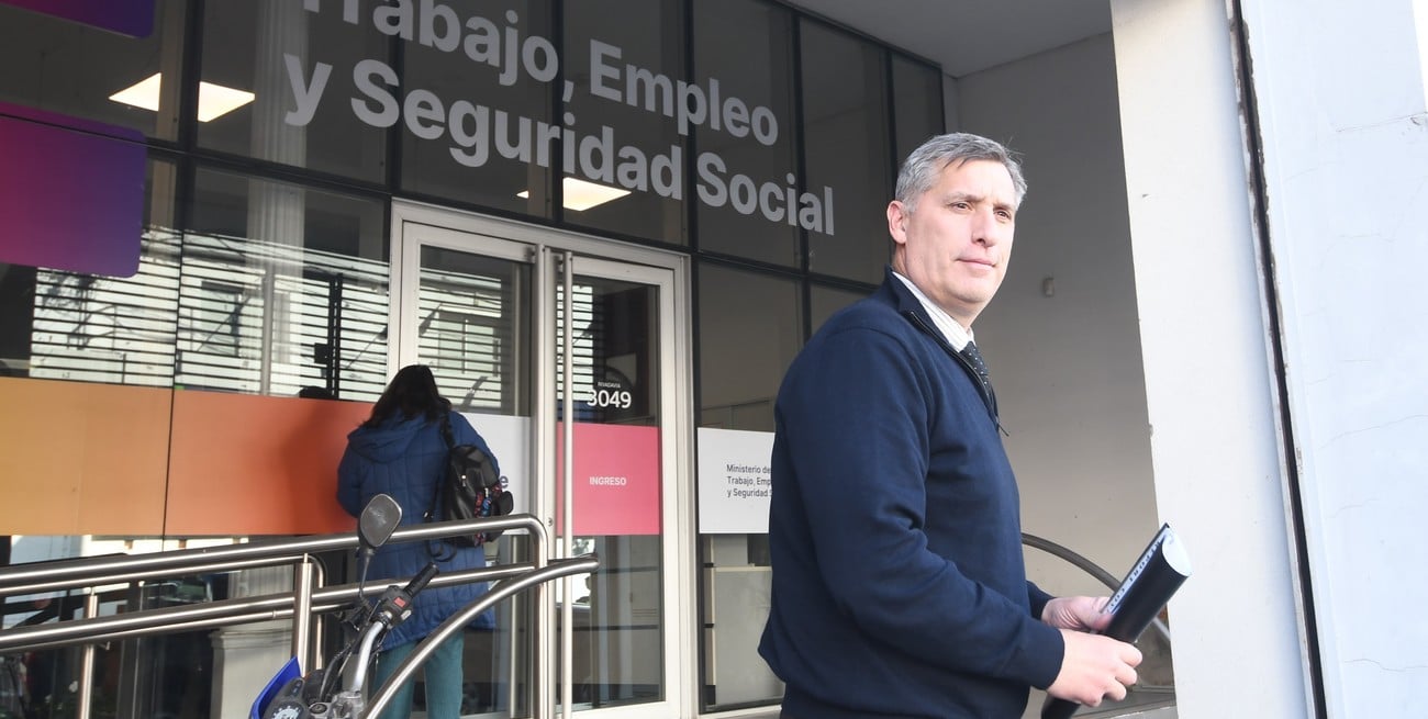 El ministro Olivares explicó los detalles de la oferta. Foto: Luis Cetraro