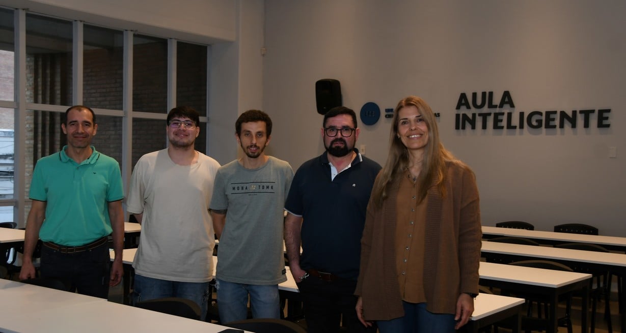 La decana junto al equipo de la DTI de la facultad. Crédito: Manuel Fabatía
