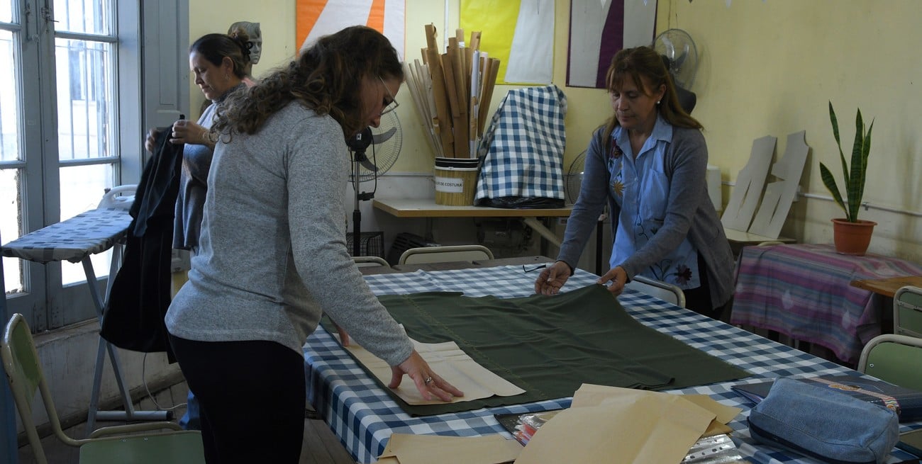 Los talleres de oficios convocan cada año a más de 150 adultos que encuentran en la escuela una formación práctica y comunitaria. Crédito: Luis Cetraro