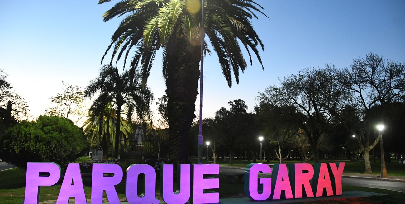 Así lucen de noche las letras del Parque Garay, instaladas tiempo atrás. Crédito: Manuel Fabatía