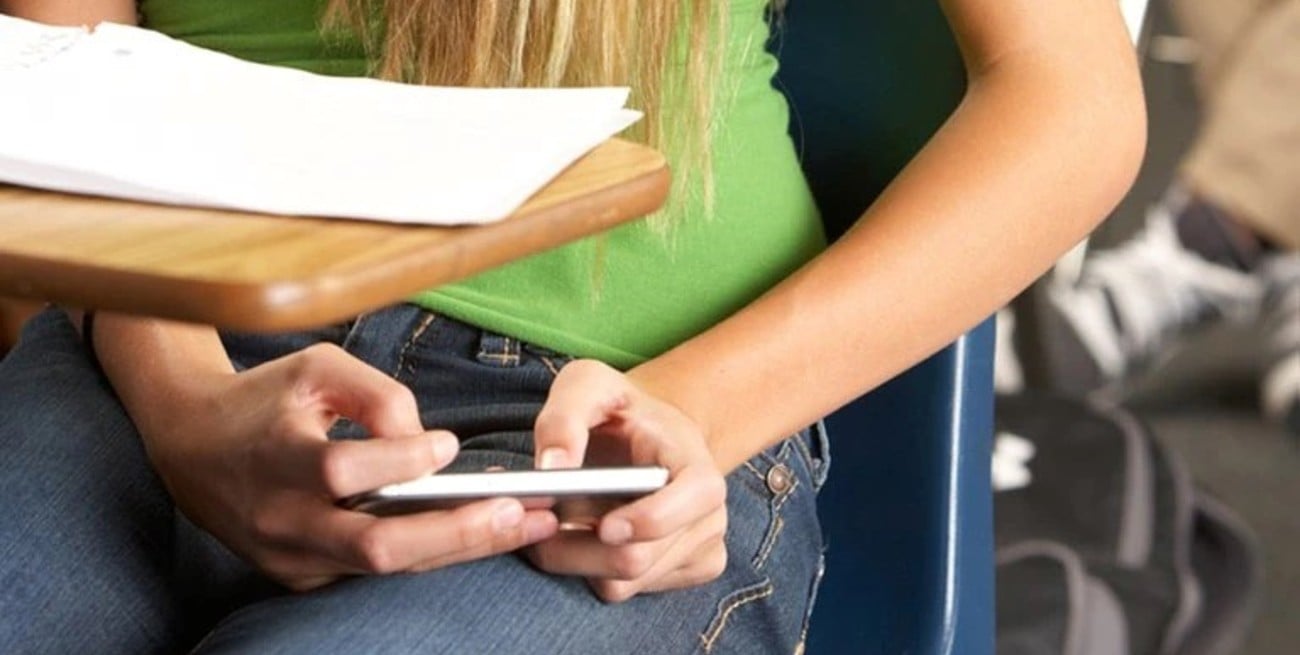 Los celulares generan tensiones en el aula.