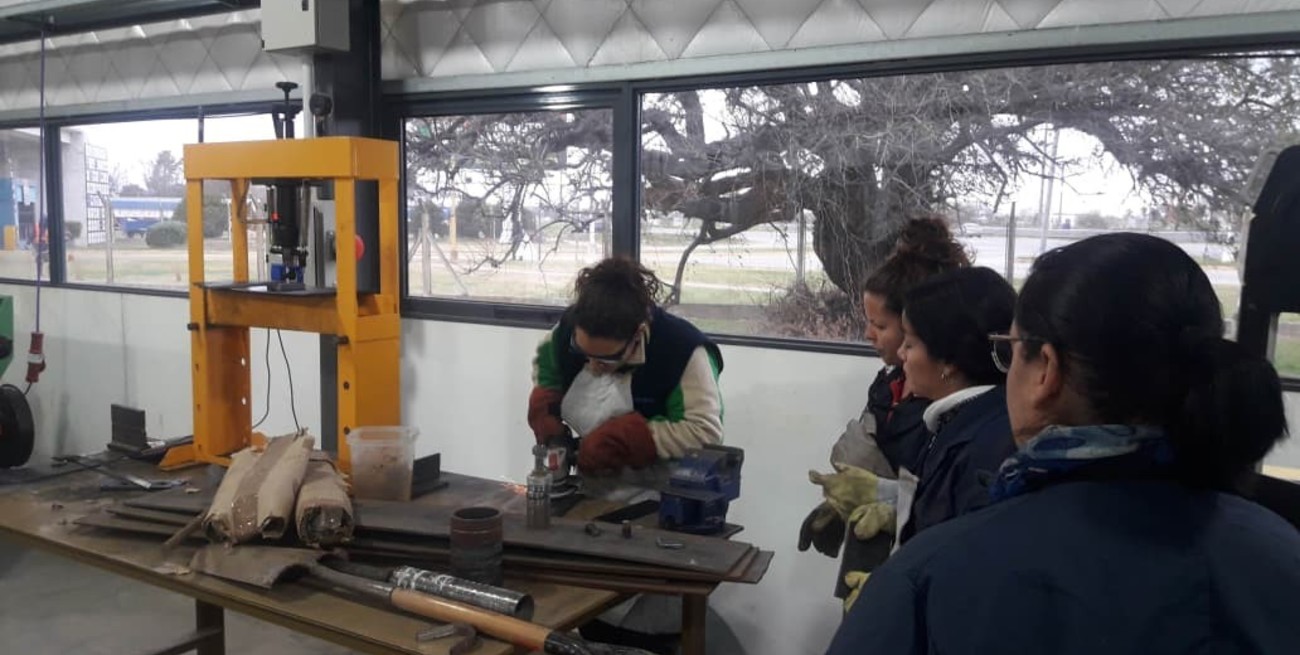 Algunos cursos se realizan por convenio. En este caso con el Área de Género de la Provincia se realizó una formación en soldadura para mujeres. Foto: Gentileza Camsfe