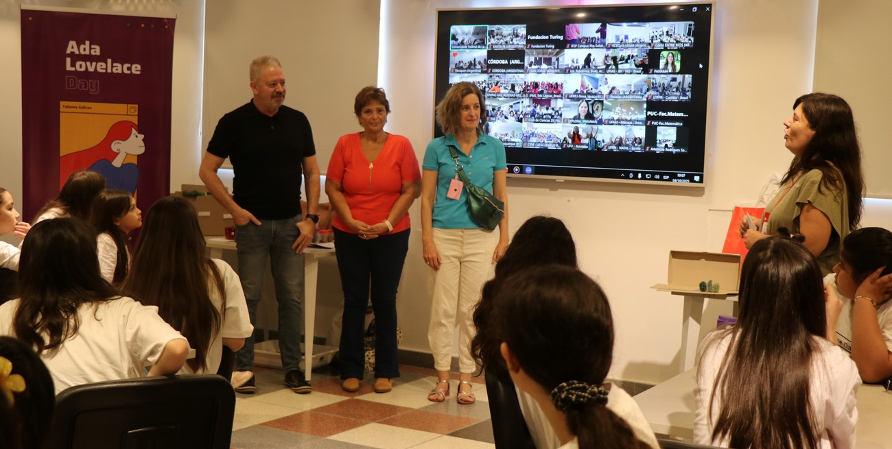 Adrián Bonibardi, Marta Paris y Érica Hynes dieron la bienvenida a las chicas. De fondo, por videoconferencia saludaban niñas de México, Guatemala, Perú, entre otros países.