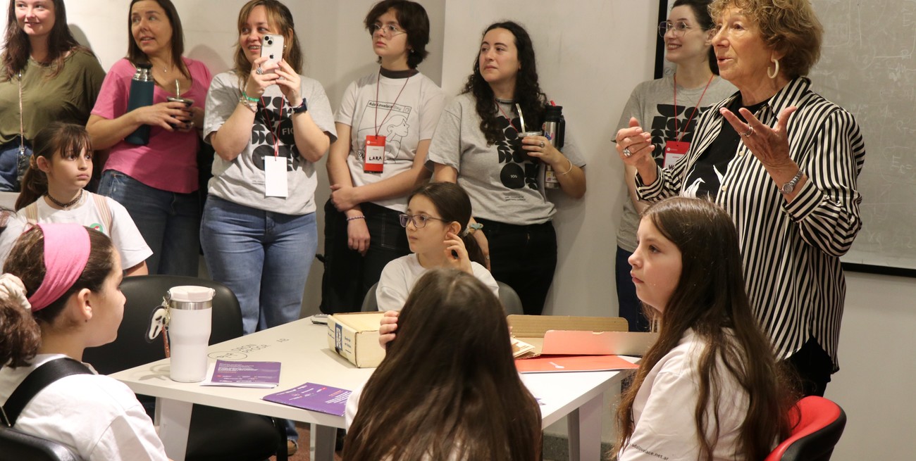 La profesora Stela Ricotti recibió un reconocimiento de la FIQ. Y llevó una sorpresa al evento: viejas "tarjetas de programación" en homenaje a Ada Lovelace.
