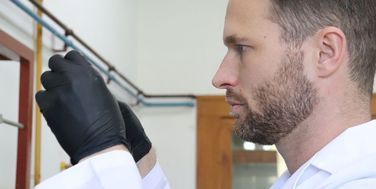 "La importancia del premio es que la revista Biomolecules entrega un sólo reconocimiento en el mundo para la mejor tesis, y es muy destacable que seleccionen una de nuestra universidad", dijo Sanchis. Foto: Gentileza