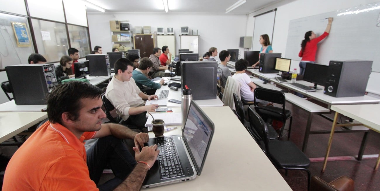 La facultad ya venía desde los '70 con capacitaciones en informática. Foto: El Litoral