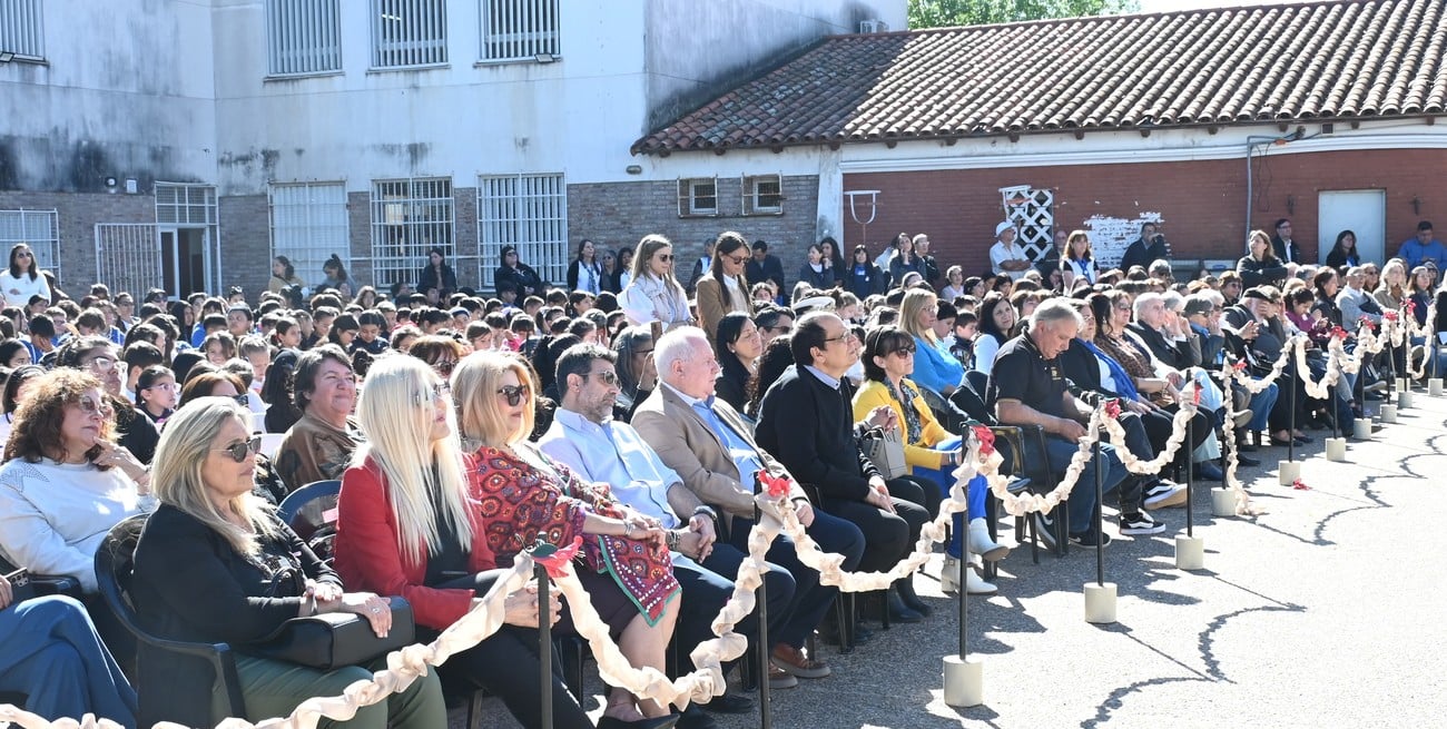 Acto conmemorativo por los 100 años de la Escuela Gregoria Pérez de Denis, donde exalumnos, docentes y autoridades se reunieron para celebrar un siglo de educación. Foto: Flavio Raina