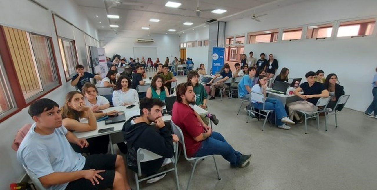 Durante 28 horas seguidas, los estudiantes trabajaron por grupos para resolver distintos planteos con creatividad e innovación. Foto: Gentileza