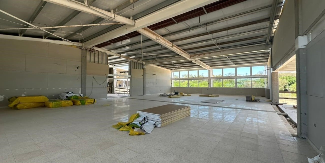 Desde Obras Públicas dijeron que actualmente los trabajos continúan avanzando en veredas exteriores, cerramientos del predio, instalación eléctrica y de sanitarios.